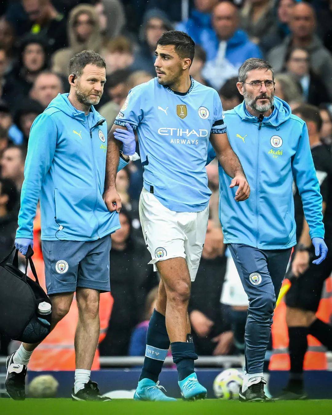 萨勒马克尔斯比赛里与裁判对峙，还被裁判踢了一脚（萨勒马克尔斯赛中与裁判对峙，竟被裁判踢了一脚）