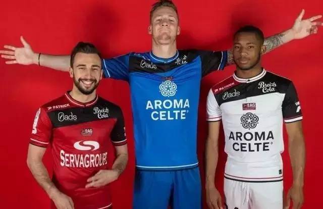 篮球湖人球员关键比赛中发挥稳定（湖人球员在关键比赛中表现稳健）