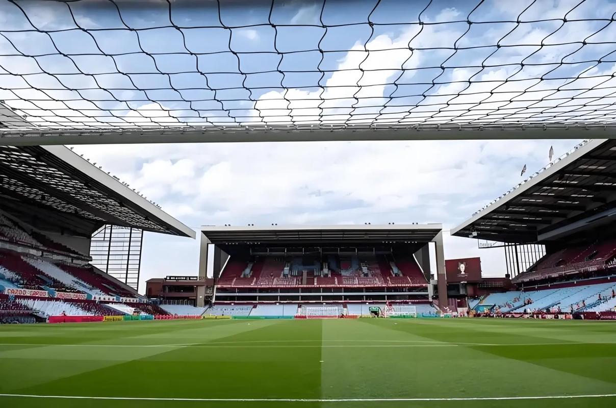 足球中超球队进入封闭训练，外界高度关注（中超球队启动封闭备战，引发广泛关注）