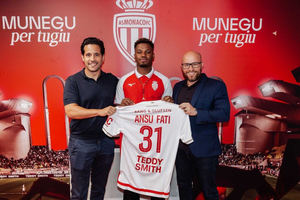 阿图什杯球员进球后跑上看台给母亲献花，后两黄变一红被罚下（阿图什杯球员破门后上看台为母献花，随后两黄变红被罚出场）